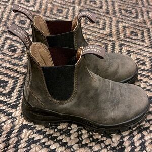 Blundstone chelsea boots